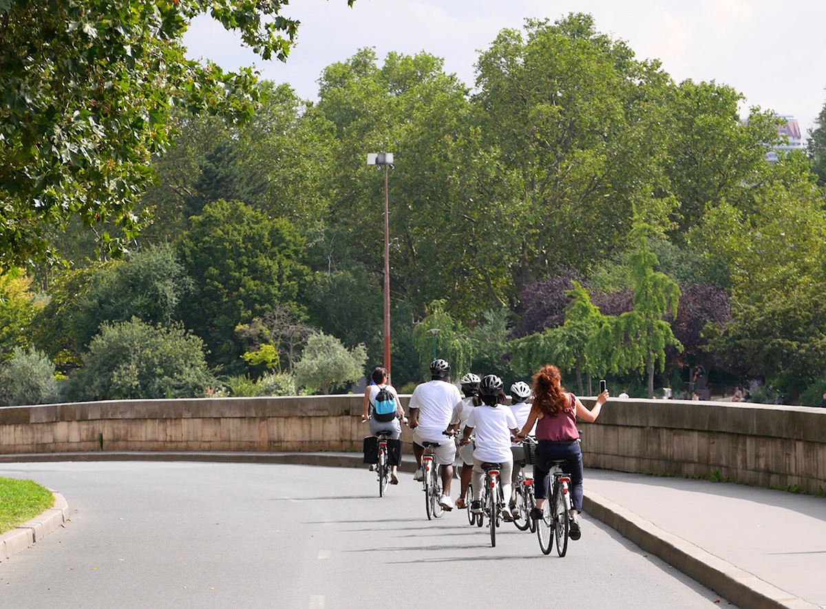 Un groupe cyclAvenir pendant une visite de Paris