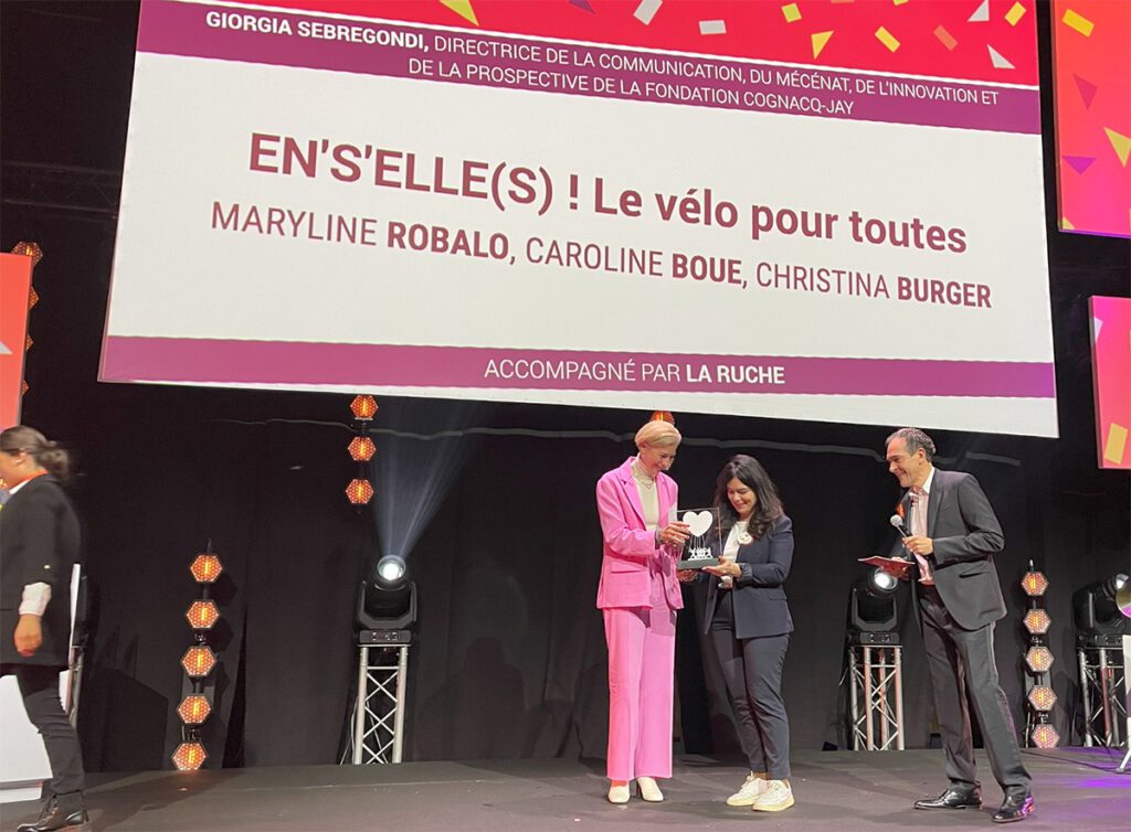 Maryline Robal de cyclAvenir reçoit le prix de la fondation Congnacq-Jay