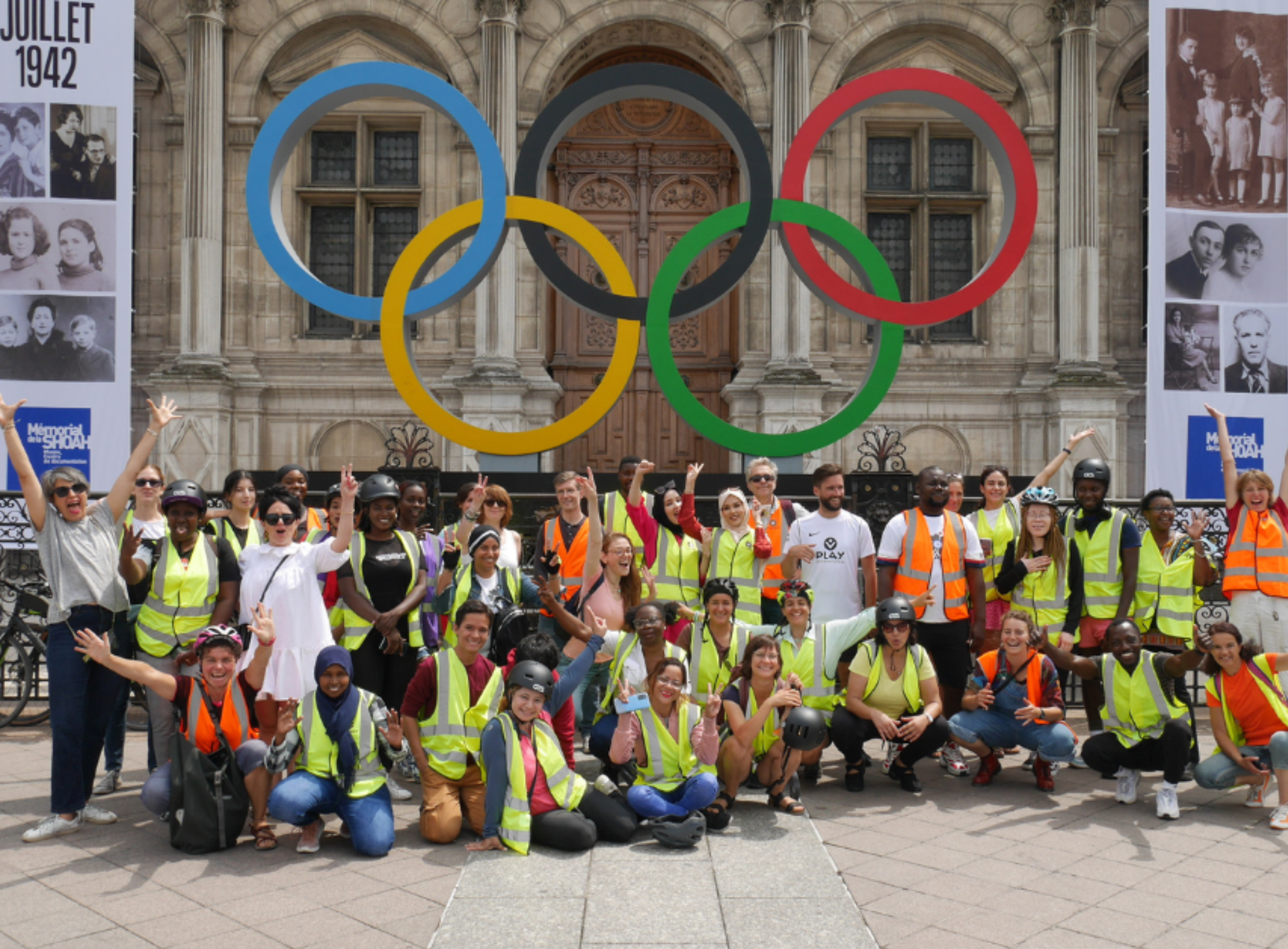 Apprenants, bénévoles et équipe de cyclAvenir devant l'hôtel de Ville de Paris