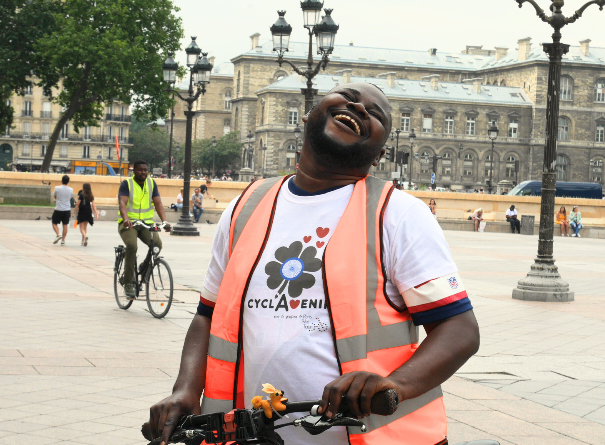 Un homme noir portant un tshirt cyclAvenir riant
